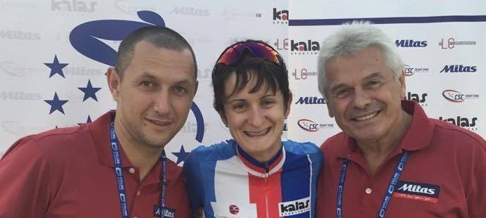 Martina Sáblíková s trenérským duem René Andrle (vlevo) a Petr Novák po úspěšné časovce na mistrovství světa v cyklistice