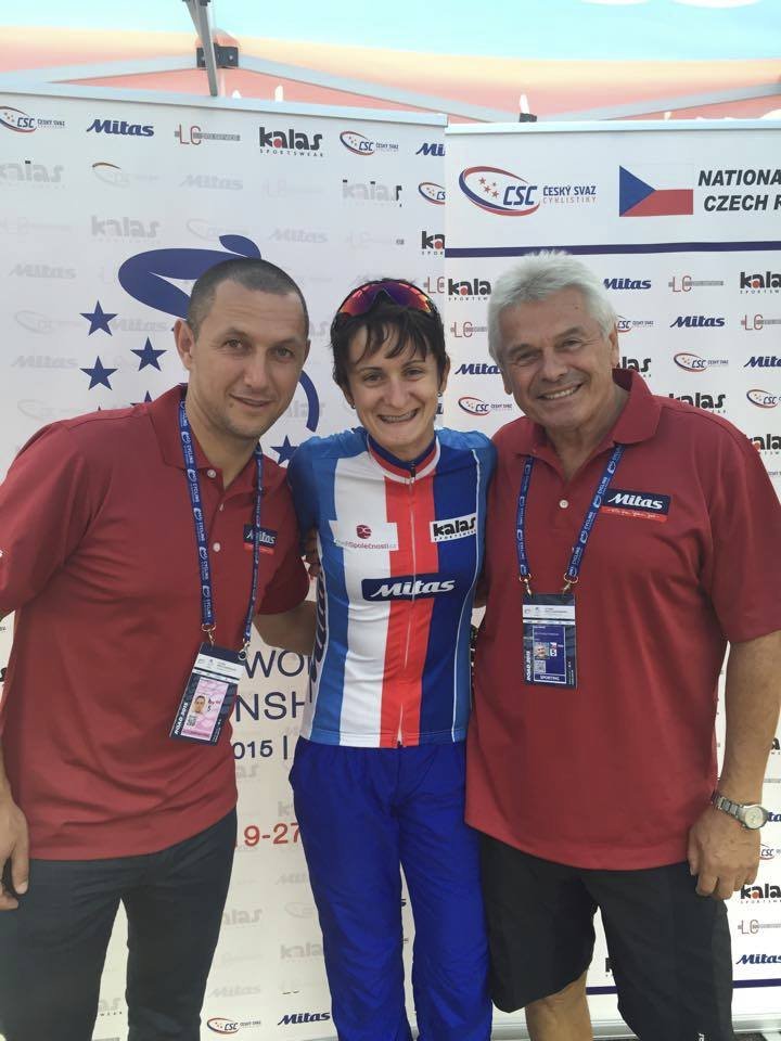 Martina Sáblíková s trenérským duem René Andrle (vlevo) a Petr Novák po úspěšné časovce na mistrovství světa v cyklistice