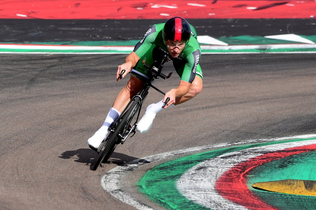 Časovka MS cyklistů startovala i finišovala na ikonickém okruhu v Imole