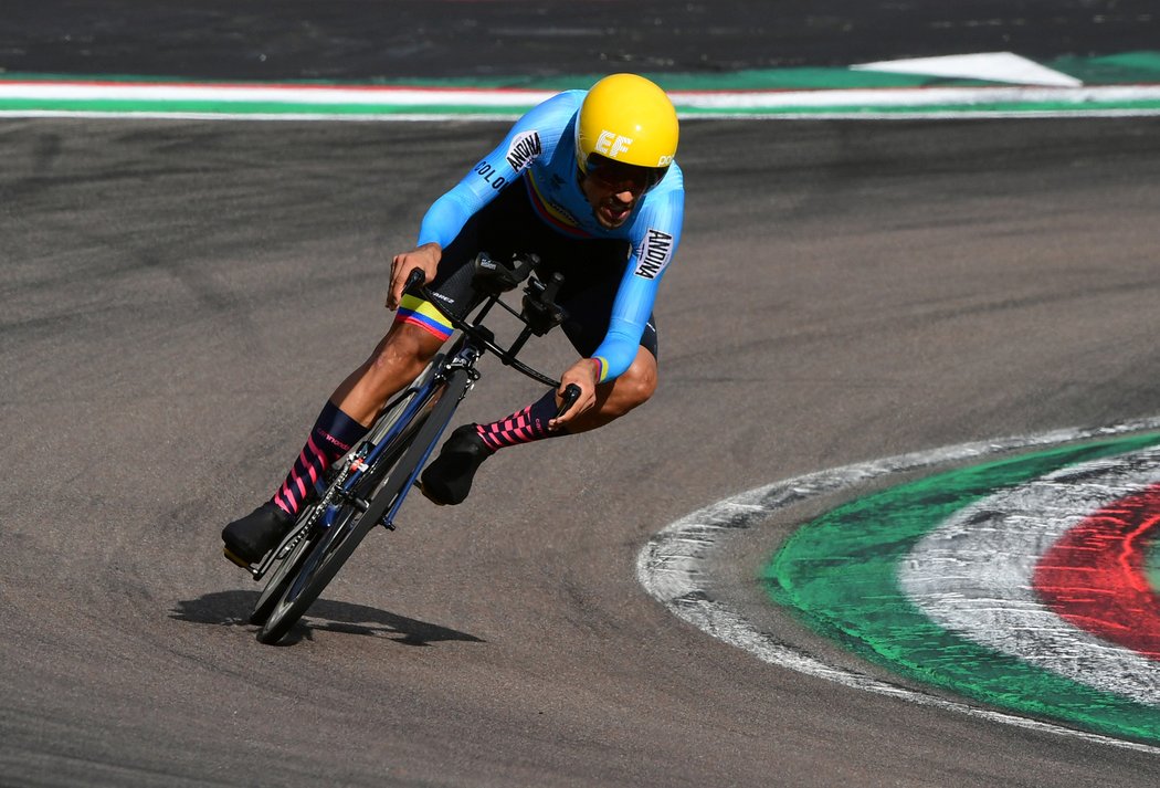 Časovka MS cyklistů startovala i finišovala na ikonickém okruhu v Imole