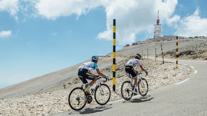 Ikonický vrchol Mont Ventoux, kam stoupají závodníci Tour de France.