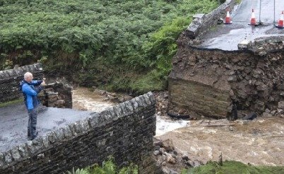 Takto vypadal most, přes který vede stoupání na Grinton Moor v anglickém Yorkshiru, na začátku srpna