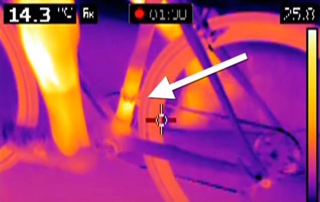 Termovize novinářů odhalila sedm cyklistů, kteří měli v kole motor. Tenhle byl v sedlové trubce.