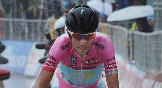 Bláznivé Giro! V hustém sněžení vládl suverénní Vincenzo Nibali