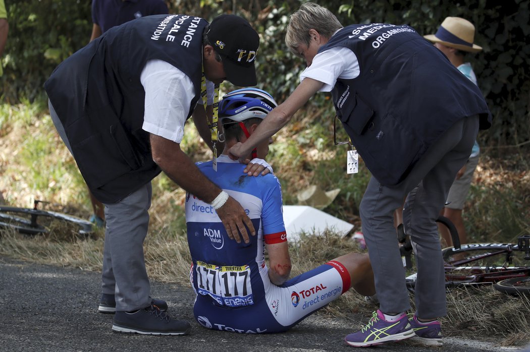 Niki Terpstra z týmu Total Direct Energie odstoupil po pádu v 11. etapě z letošní Tour de France