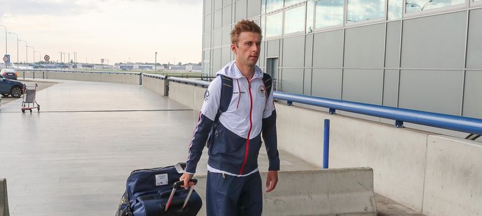 Cyklista Ondřej Cink na pražském letišti před odletem do Tokia