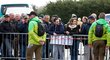 Fanoušci při závodě Paříž-Nice mohli být podél trati, na startu a v cíli už však ne