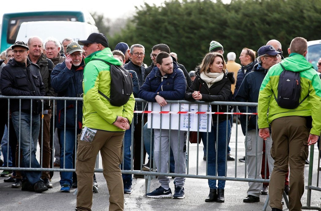 Fanoušci při závodě Paříž-Nice mohli být podél trati, na startu a v cíli už však ne