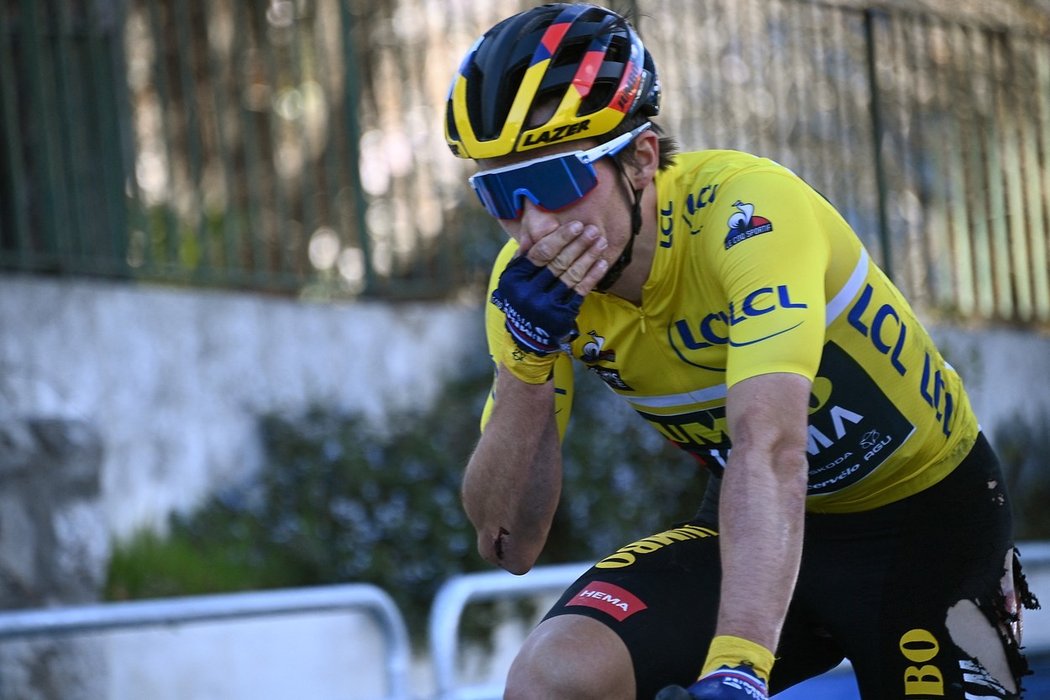 Primož Roglič a jeho bolestivá grimasa v poslední etapě závodu Paříž-Nice, v níž přišel kvůli pádům o triumf