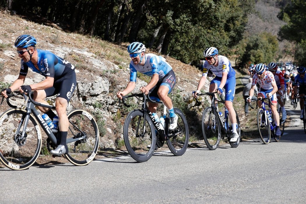 Cyklistický závod Paříž-Nice zatím dál pokračuje