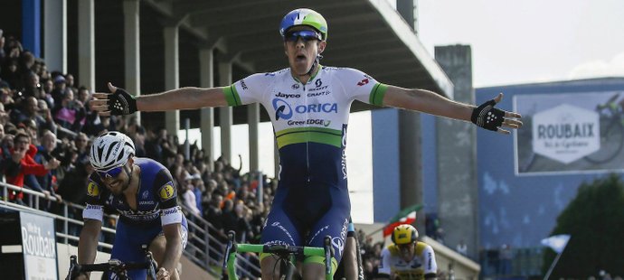 Australský cyklista Mathew Hayman se raduje z triumfu v legendárním závodě Paříž-Roubaix