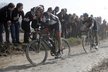 Švýcarský cyklista Fabian Cancellara na trati legendárního závodu z Paříže do Roubaix, který je proslulý svými partiemi po kočičích hlavách