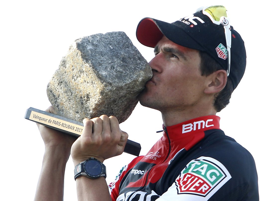 Belgičan Greg van Avermaet se raduje s tradiční trofejí pro vítěze klasického závodu Paříž-Roubaix