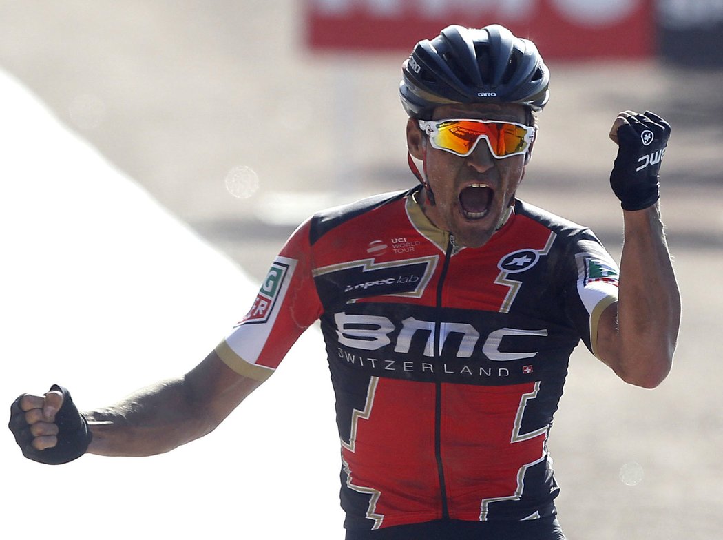 Belgický cyklista Greg van Avermaet se raduje z triumfu v jarní klasice Paříž-Roubaix