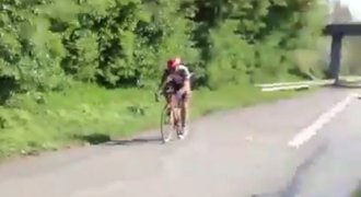 Cyklista zabloudil, místo v cíli Paříž-Roubaix skončil na policejní stanici