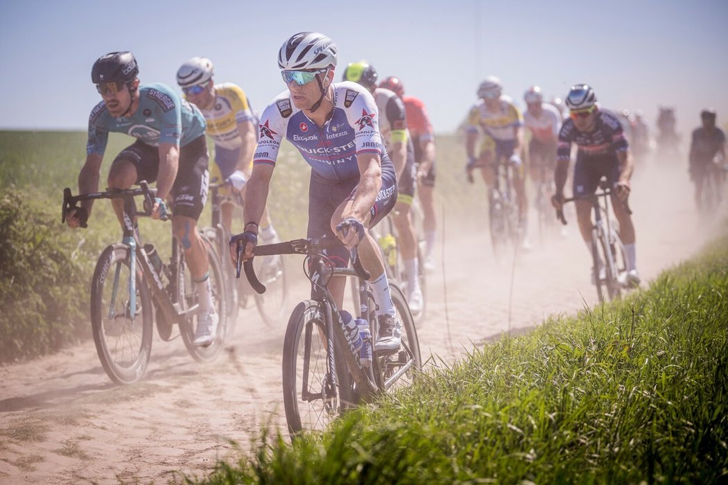 Zdeněk Štybar v prachu kostek Paříž - Roubaix 2022