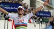 Mathieu van der Poel se raduje v cíli slavné klasiky Paříž - Roubaix