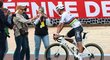 Vítěz klasiky Paříž - Roubaix Mathieu van der Poel míří za svou přítelkyní Roxanne Bertelsovou