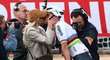 Vítězný polibek pro Mathieu van der Poela po triumfu na Paříž - Roubaix