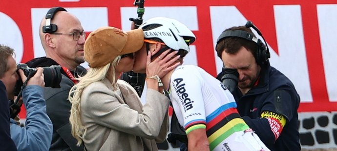 Vítězný polibek pro Mathieu van der Poela po triumfu na Paříž - Roubaix