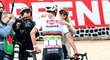 Vítěz Mathieu van der Poel se v cíli Paříž - Roubaix objímá se svou přítelkyní Roxanne Bertelsovou