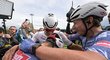 Mathieu van der Poel se raduje z triumfu v klasice Paříž - Roubaix se svými týmovými parťáky