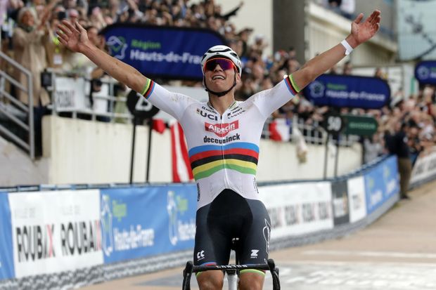Mathieu van der Poel se raduje v cíli slavné klasiky Paříž - Roubaix Mathieu van der Poel se raduje v cíli slavné klasiky Paříž - Roubaix