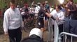 Elia Viviani se drží za zraněný hrudník po střetu s motorkou na klasice Paříž-Roubaix
