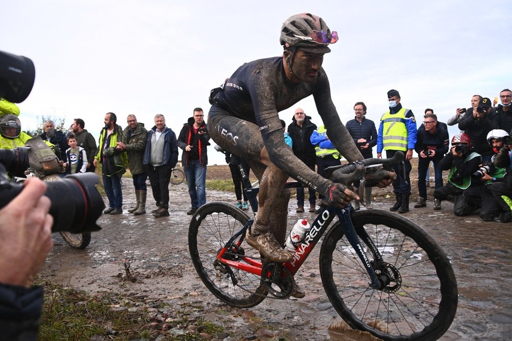 Gianni Moscon na bahnité trati Paříž - Roubaix 2021. Stáj Ineos vsadila netradičně na kotoučové brzdy...