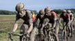 Wout van Aert vede zablácené kolegy na trati Paříž - Roubaix 2021