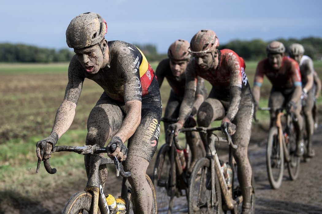 Wout van Aert vede zablácené kolegy na trati Paříž - Roubaix 2021