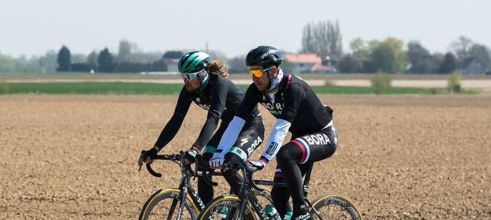 Peter Sagan a Daniel Oss si projeli nevyzpytatelné kostky před závodem Paříž-Roubaix