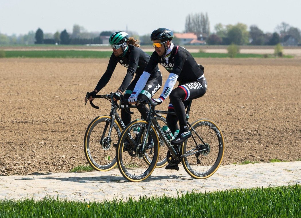 Peter Sagan a Daniel Oss si projeli nevyzpytatelné kostky před závodem Paříž-Roubaix