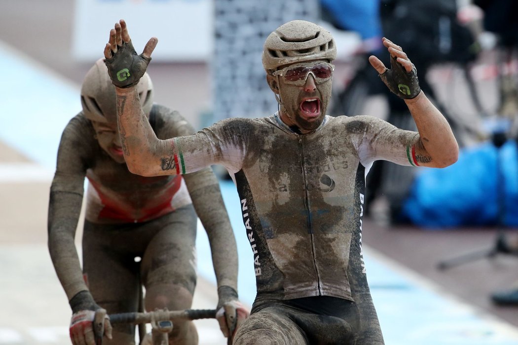 Deštivou a blátivou klasiku Paříž - Roubaix vyhrál Sonny Colbrelli