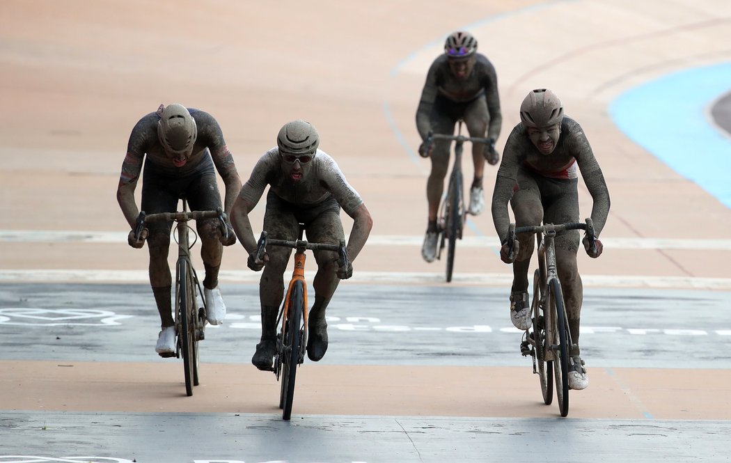 Deštivou a blátivou klasiku Paříž - Roubaix vyhrál Sonny Colbrelli