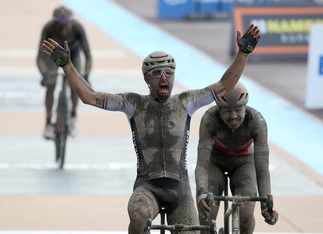 Deštivou a blátivou klasiku Paříž - Roubaix vyhrál Sonny Colbrelli