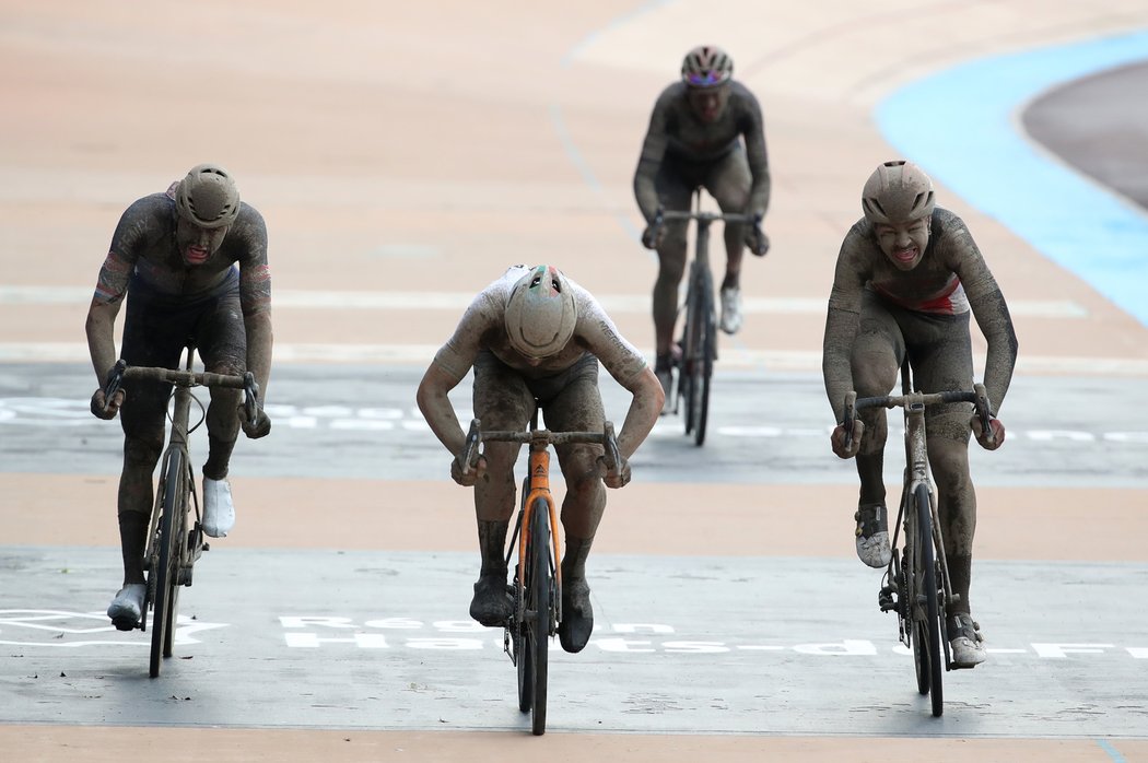 Deštivou a blátivou klasiku Paříž - Roubaix vyhrál Sonny Colbrelli