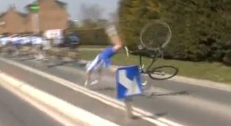 VIDEO: Koukej na cestu! Cyklista se rozmlátil o obrubník