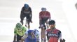 Belgičan Greg van Avermaet dojíždí do cíle klasiky Paříž-Roubaix těsně před Zdeňkem Štybarem