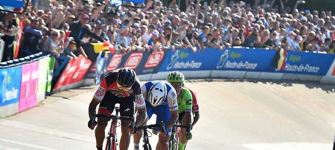 Zdeněk Štybar vedl ještě 50 metrů před cílem klasiky Paříž-Roubaix, pak ho ale přespurtoval Greg van Avermaet