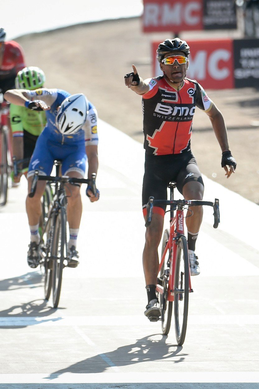 Zdeněk Štybar a jeho gesto zmaru v cíli klasiky Paříž-Roubaix, kde ho ve finiši předstihl Greg van Avermaet