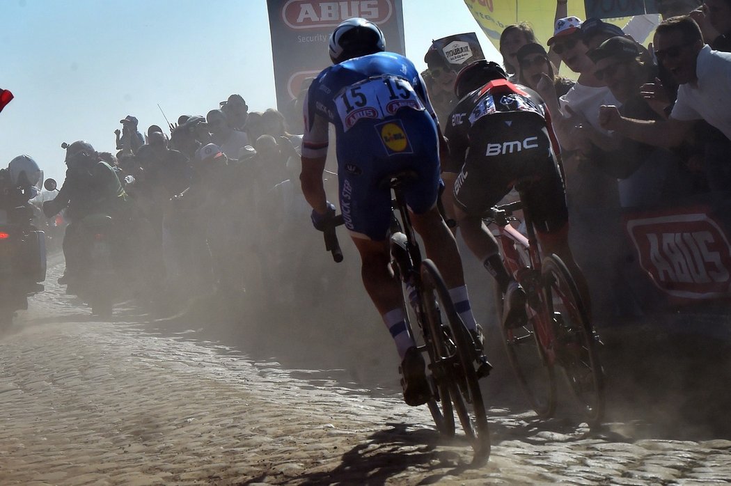 Klasický úsek na kostkách na trati Paříž-Roubaix v podání Zdeňka Štybara a Grega van Avermaeta
