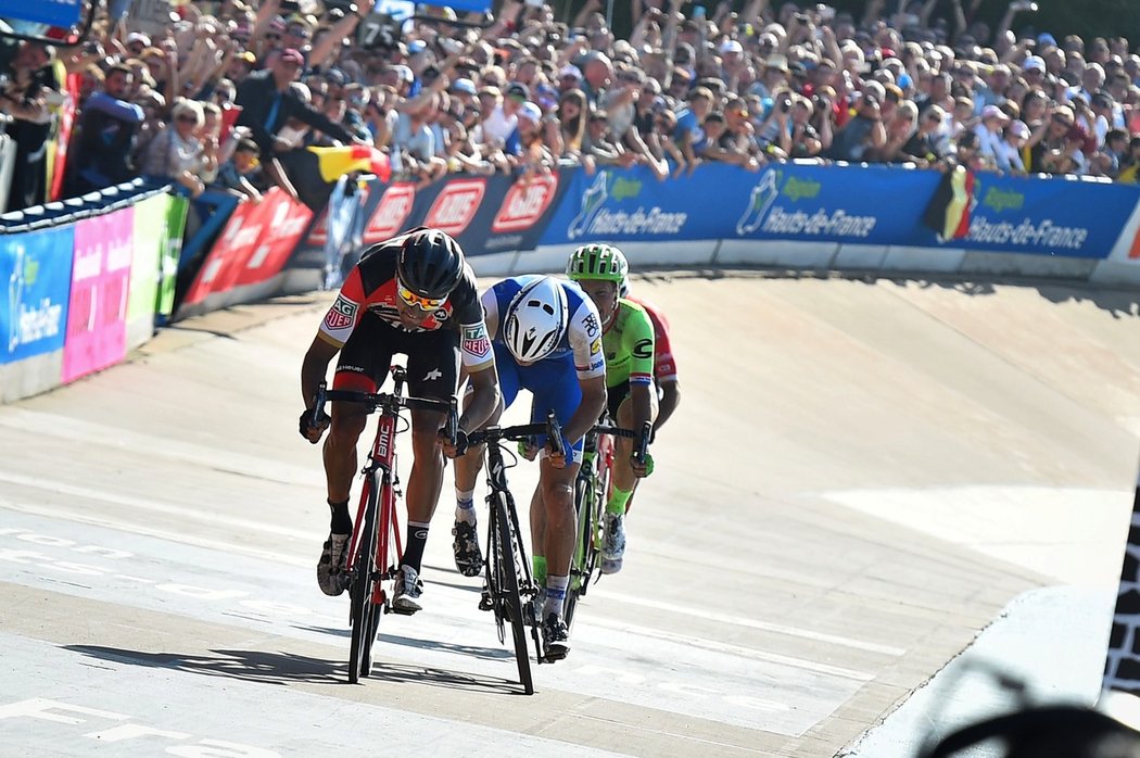 Zdeněk Štybar vedl ještě 50 metrů před cílem klasiky Paříž-Roubaix, pak ho ale přespurtoval Greg van Avermaet