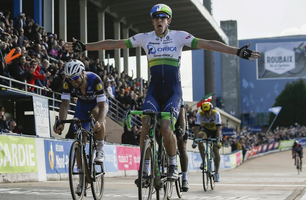 Australský cyklista Mathew Hayman se raduje z triumfu v legendárním závodě Paříž-Roubaix