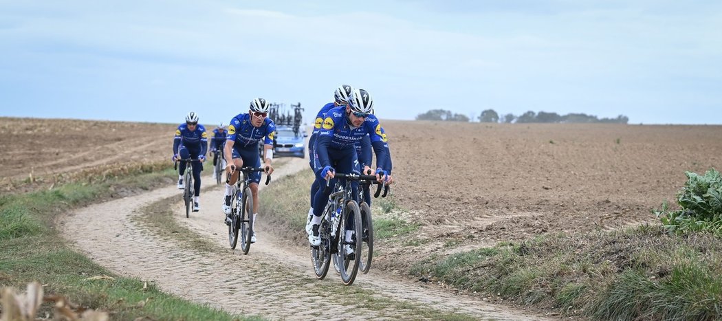 Cyklisté Deceuninck - Quick-Step v přípravě na Paříž - Roubaix