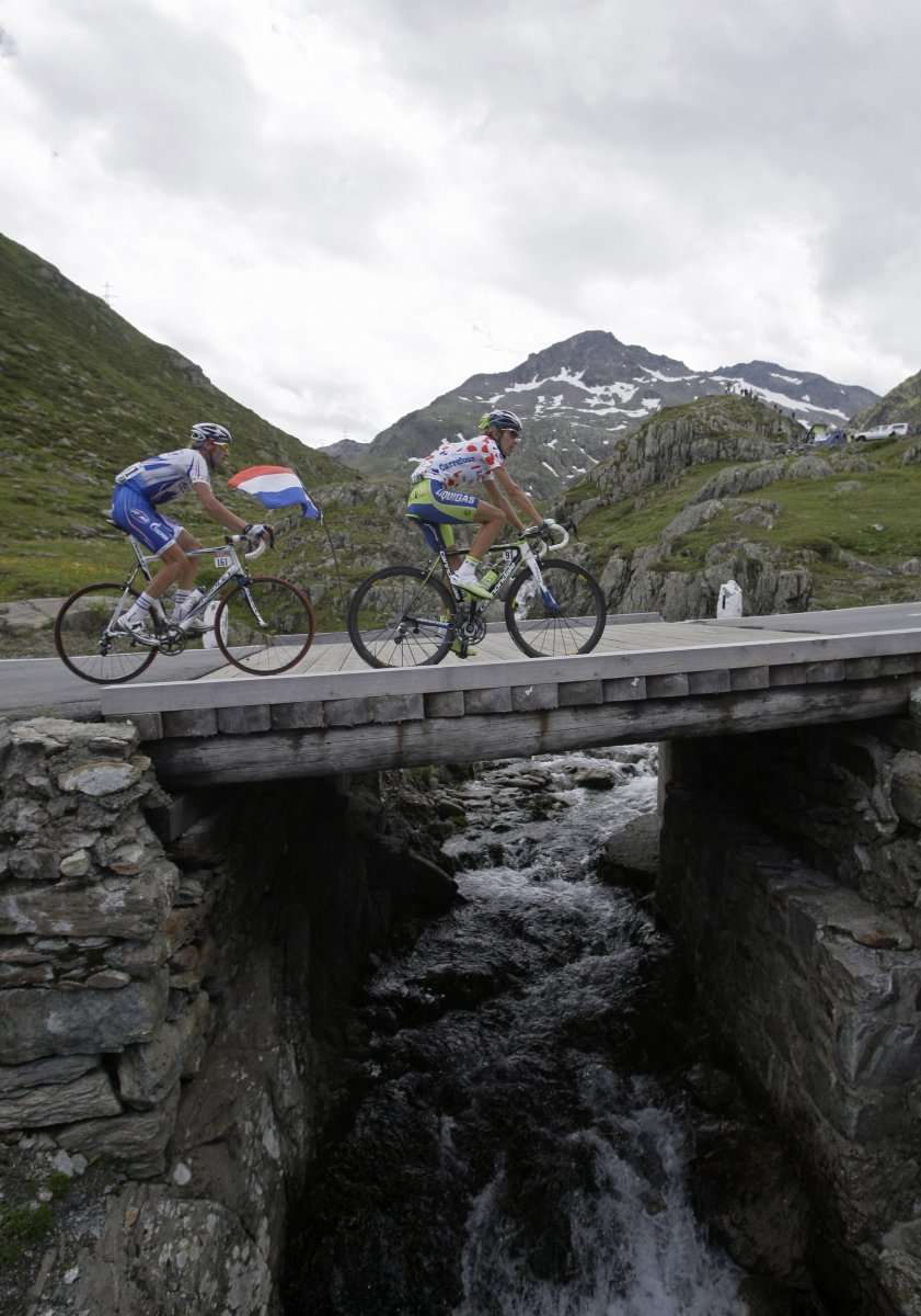 Vladimir Karpets a Franco Pellizotti na trati 16. etapy Tour de France