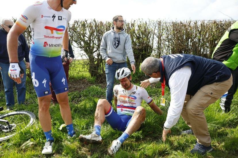 Peter Sagan nedělní závod nedokončil... Po pádu skončil v trávě
