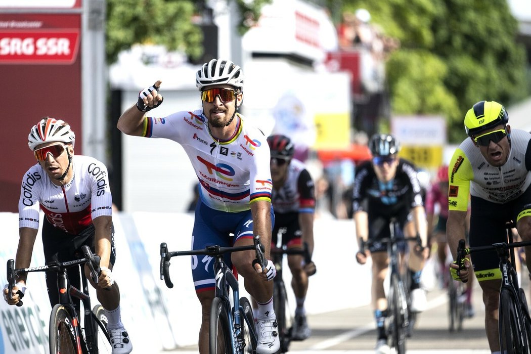 Peter Sagan dojíždí do cíle třetí etapy Závodu kolem Švýcarska