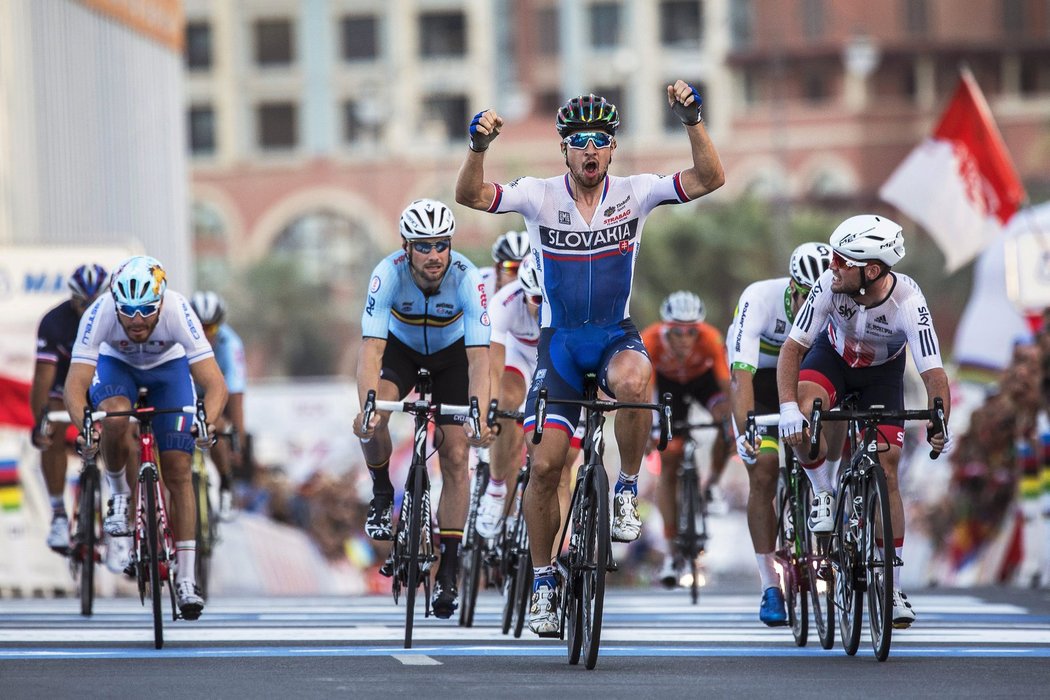 Peter Sagan ve vítězném gestu