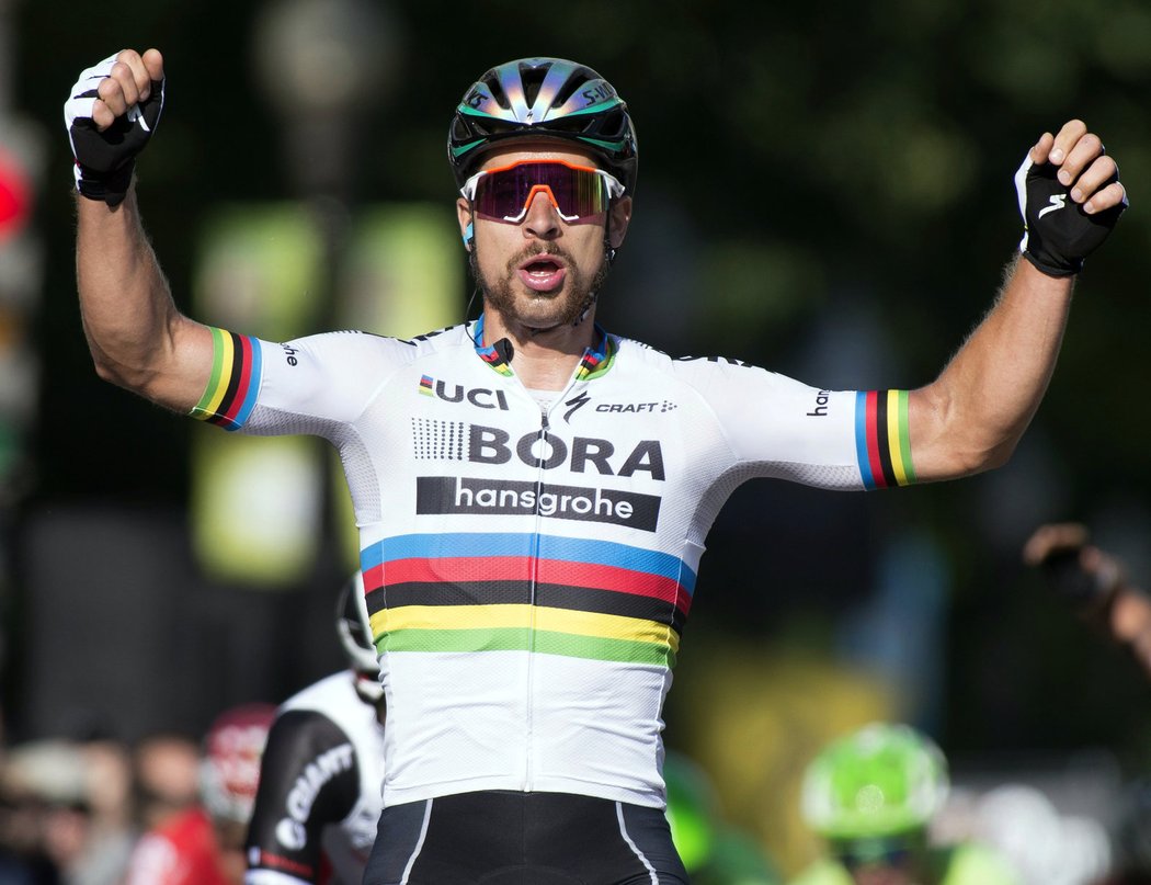 Slovenský cyklista Peter Sagan se raduje z triumfu